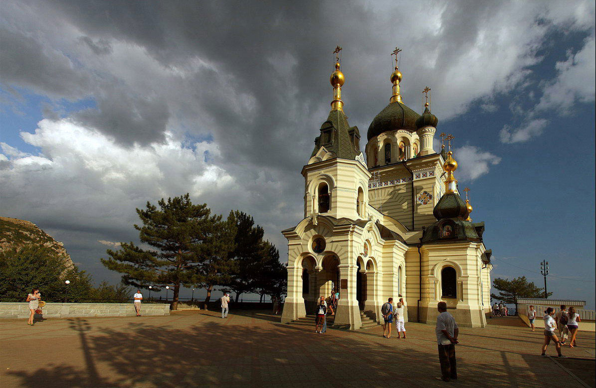 Храм на красной скале в Крыму